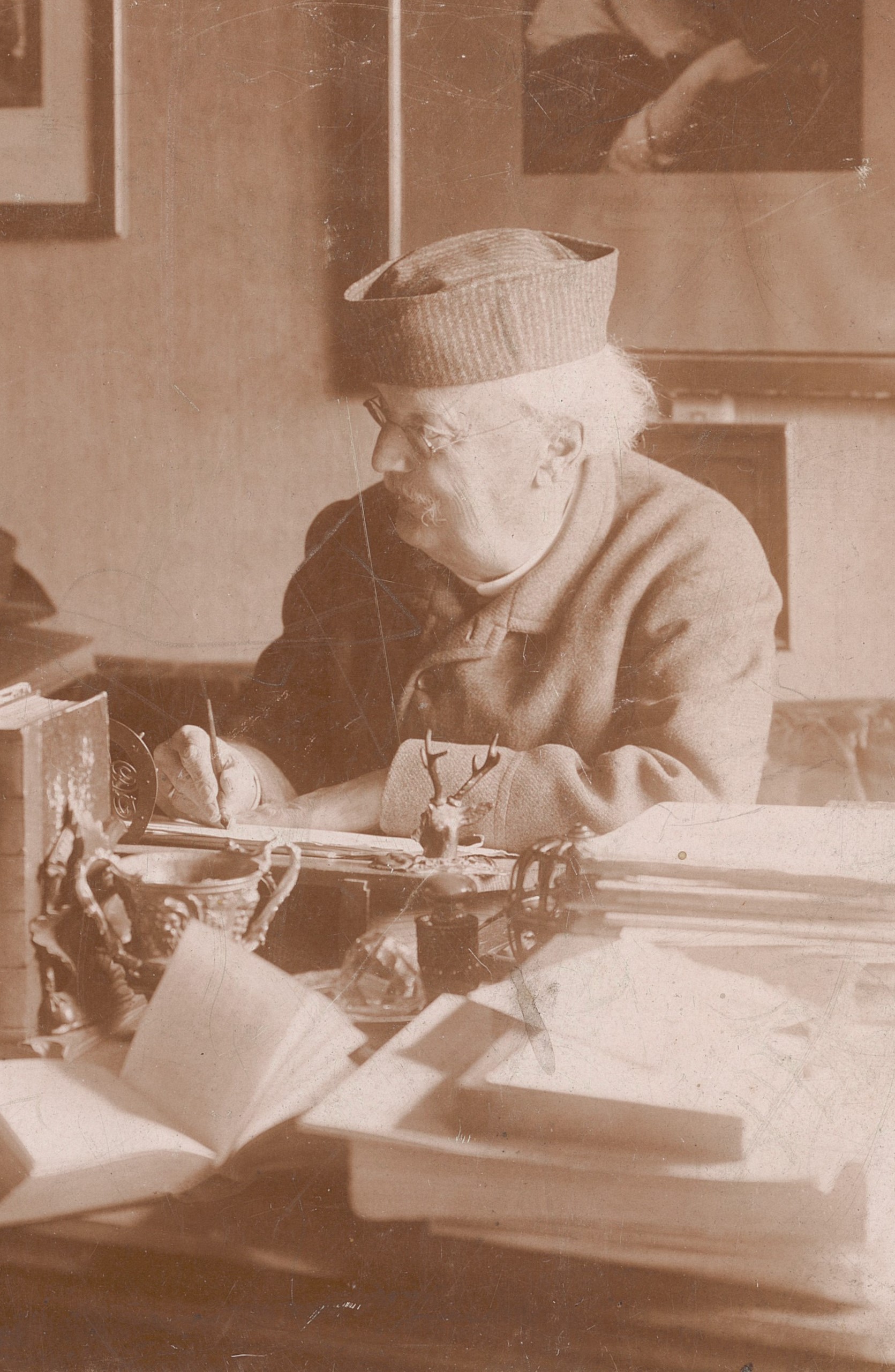 Conrad Ferdinand Meyer in seinem Arbeitszimmer in Kilchberg, 1895, Fotografie (Ausschnitt), Albuminabzug (ZB Zürich, Fot. Meyer, Conrad Ferd. I, 16)