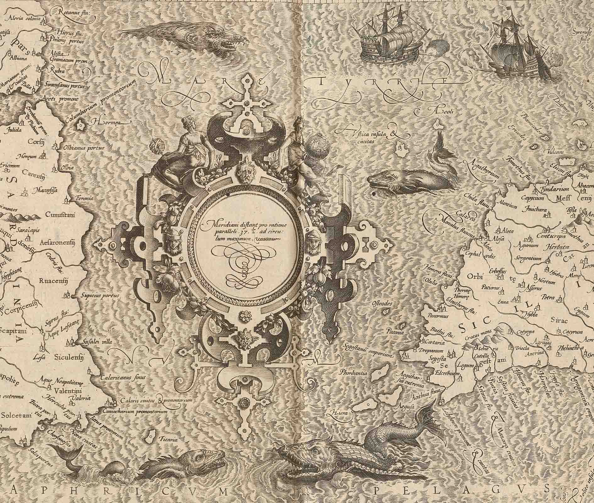 Monsterfische und Segelschiffe im Mittelmeer schmücken das Kartenfeld auf Gerhard Mercators 7. Europarkarte. CL. Ptolemaei Geographiae Libri Octo, Köln, 1584, S. 180. Zentralbibliothek Zürich, 26.38.