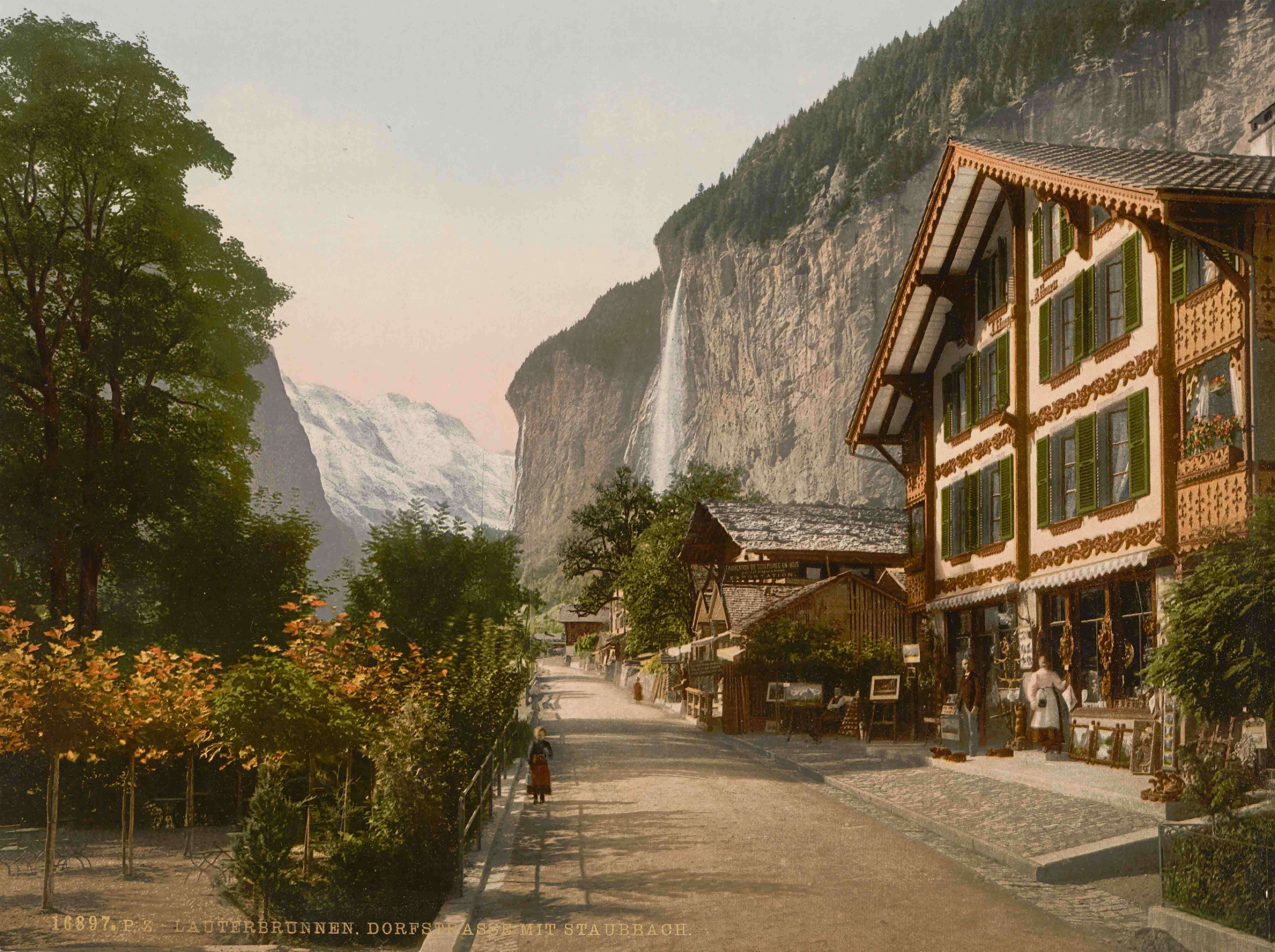 Abb. 5: Lauterbrunnen. Dorfstrasse mit Staubbach, 1901, Photochrom, Nr. 16897