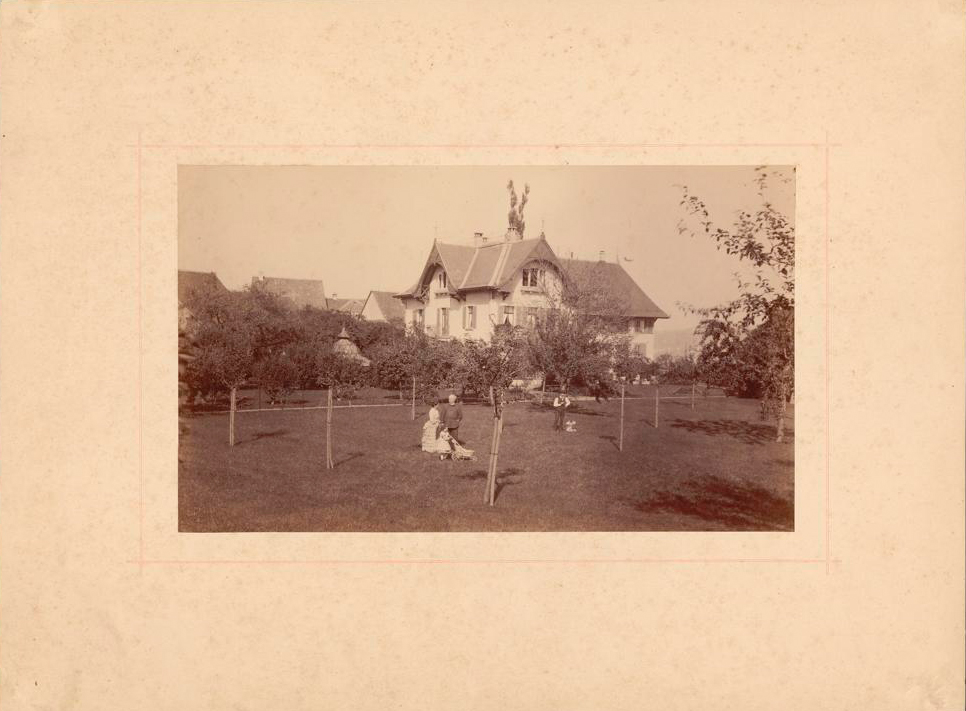 Familie Meyer in ihrem Garten in Kilchberg