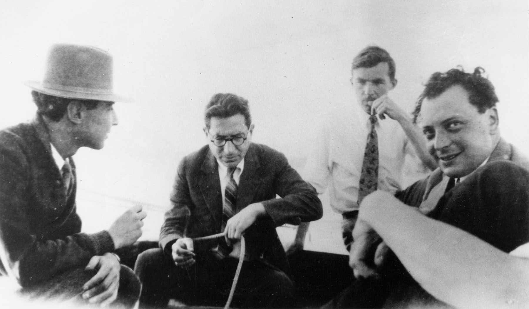 Oppenheimer (links) und Pauli (rechts) bei einem Segelausflug auf dem Zürichsee, 1929. (Bild: AIP Emilio Segrè Visual Archives, Fermi Film Collection)